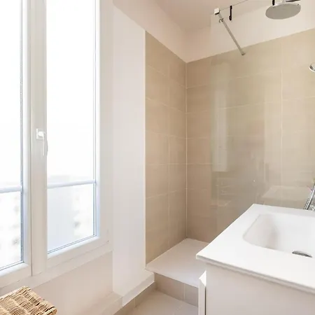 Peaceful Gem In Paris: 38m² Near Champs-elysees Париж